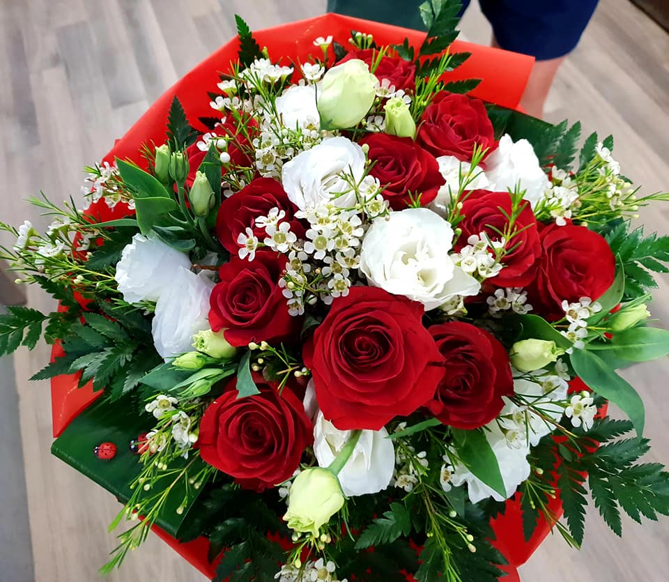 bouquet rose rosse e fiori bianchi » Fiorista a Castano Primo per invio a  domicilio di fiori e piante, rose e bouquet. Allestimenti floreali per  cerimonie.no Primo per acquisto online e invio